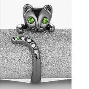 Black cat ring with peridot eyes 👀 and tip tail